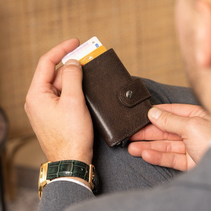 
Larino Full-Grain Leather Card Holder – alternate product view 2