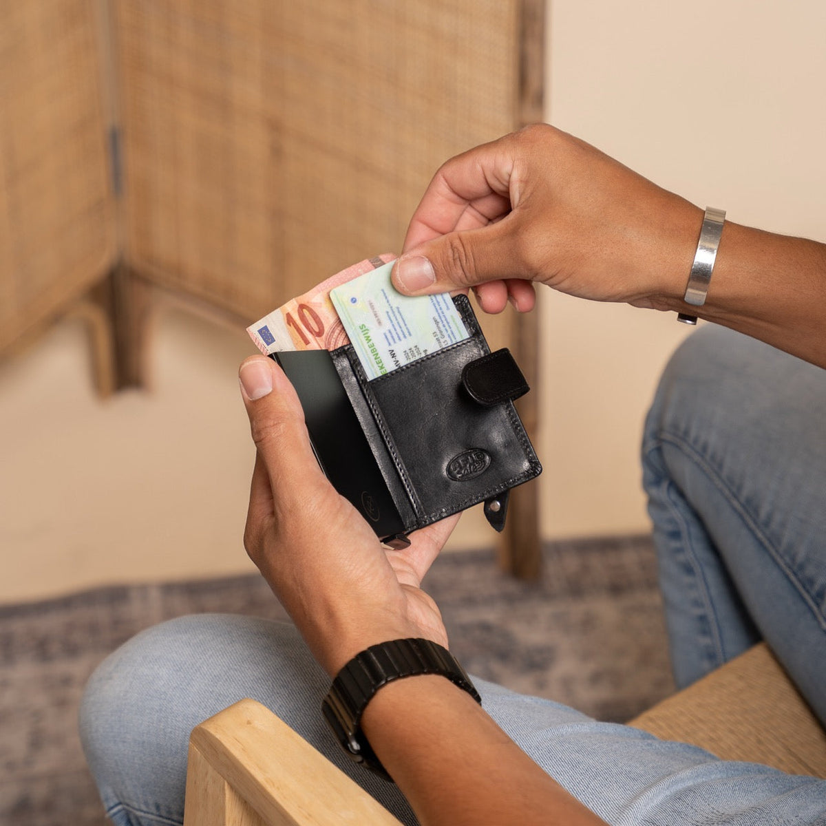 
Prague Full-Grain Leather Card Holder - Structured Side Profile Showing Gusset Depth & Expansion Capacity