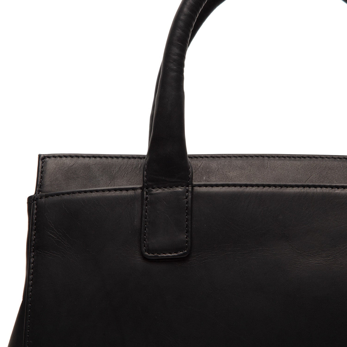 Close-Up Detail of Classic Collar & Heavy-Duty Zipper Hardware on Garda Full-Grain Leather Handbag