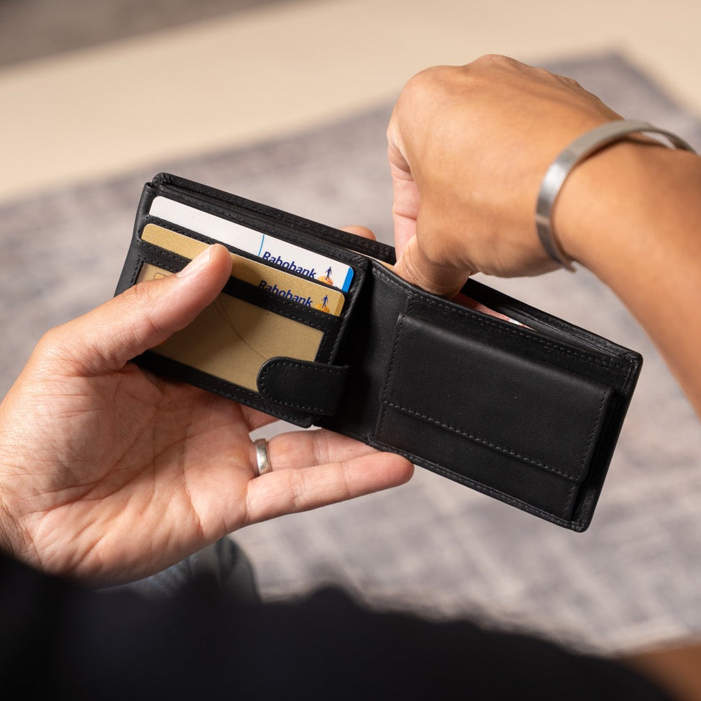 
Marvin Full-Grain Leather Wallet - Structured Side Profile Showing Gusset Depth & Expansion Capacity